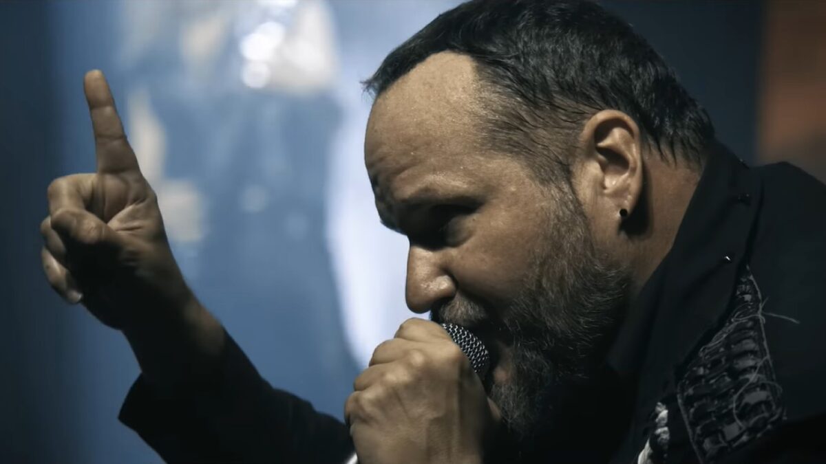 Tim « Ripper » Owens, l&rsquo;ancien chanteur de Judas Priest, critique le Dr Fauci pour avoir modifié ses recommandations concernant la Covid-19 à plusieurs reprises