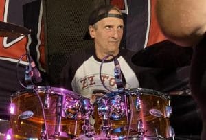 Regardez Tom Hunting, batteur de Exodus, jouer en live pour la première fois depuis son opération