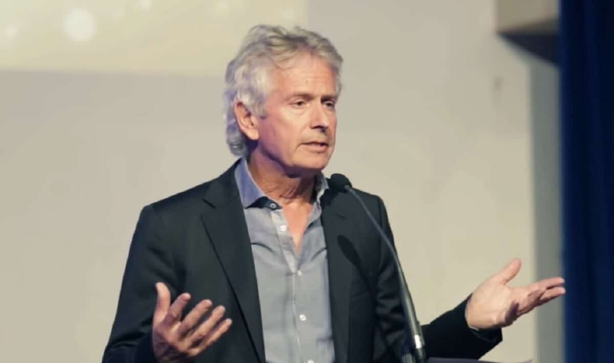La fois où Tony Banks de Genesis a été invité à signer un single des Sex Pistols