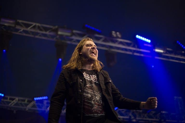 Wage War a donné un concert acoustique improvisé pour ses fans sur un parking (après l’annulation d’un show en raison de la météo)