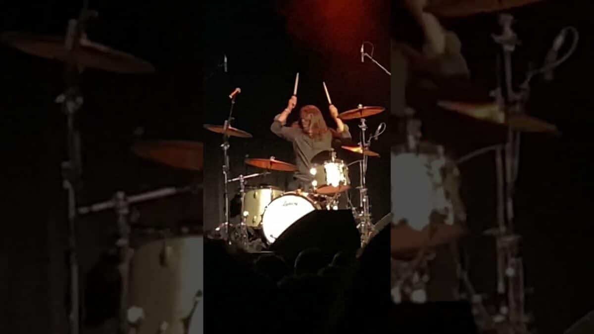 Regardez Dave Grohl jouer de la batterie sur la chanson Smells Like Teen Spirit de Nirvana !