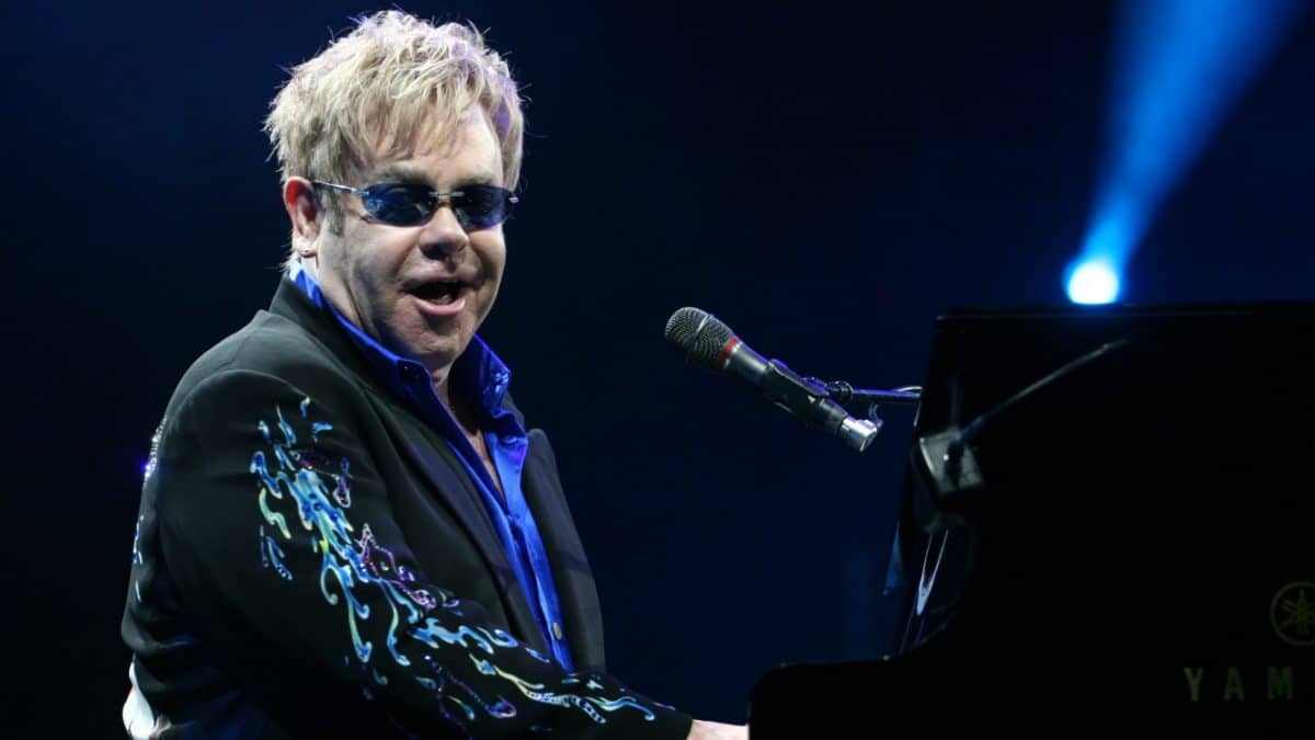“J’ai perdu la vue” : Elton John confronté à une grave infection oculaire