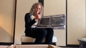 Metallica : Regardez Kirk Hammett déballer le nouveau coffret Pop! Albums en hommage au Black Album