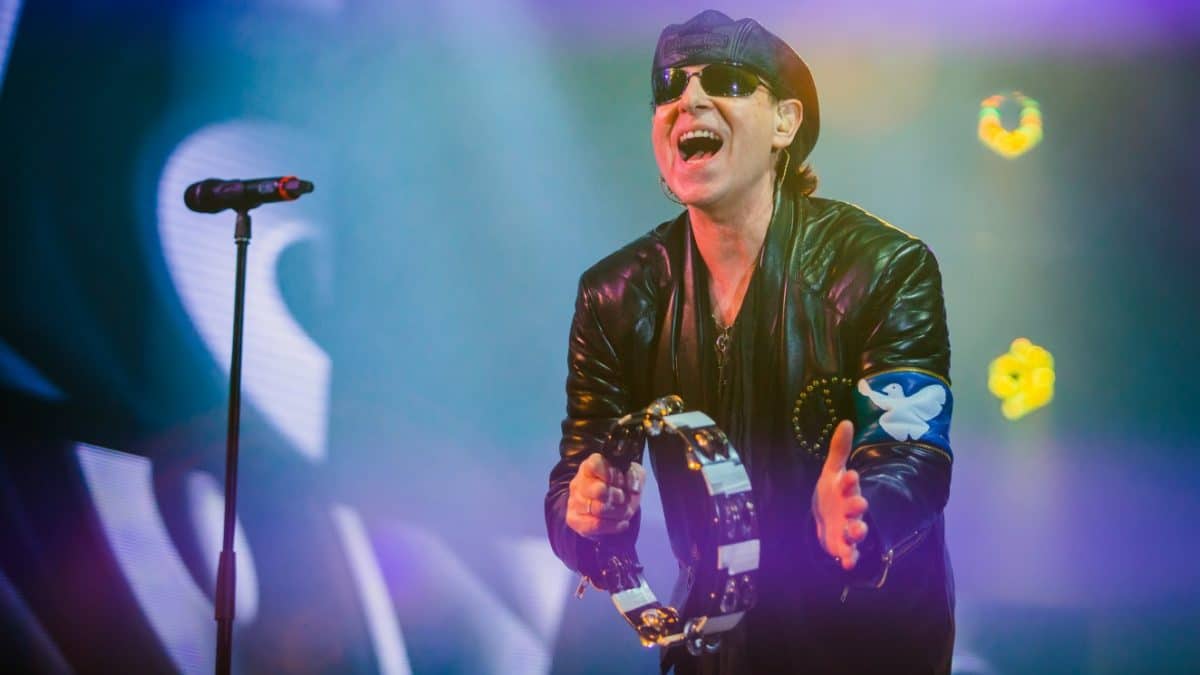 Le chanteur de Scorpions, Klaus Meine, explique le changement de paroles de Wind Of Change : “Ce n’est pas le moment d’idéaliser la Russie”