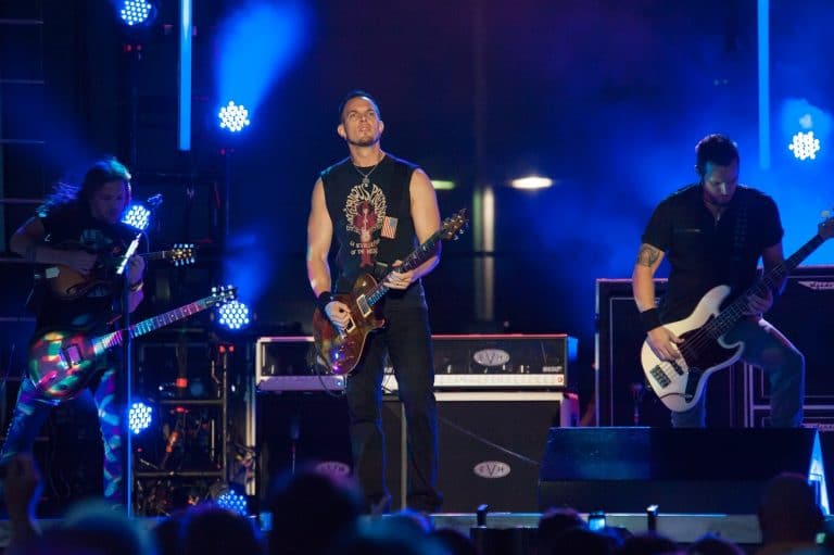 Mark Tremonti (Creed/Alter Bridge) se souvient de la fois où Eddie Van Halen lui a offert une guitare en coulisses