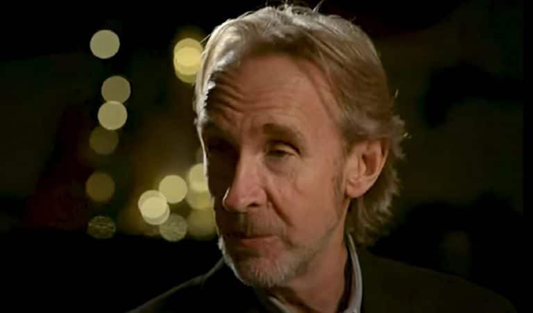 Mike Rutherford, guitariste de Genesis, dit qu’il utilise des guitares à 200 et quelques euros sur scène