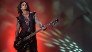 Mötley Crüe : En l&rsquo;honneur de son 40e anniversaire, le groupe réédite Shout At The Devil