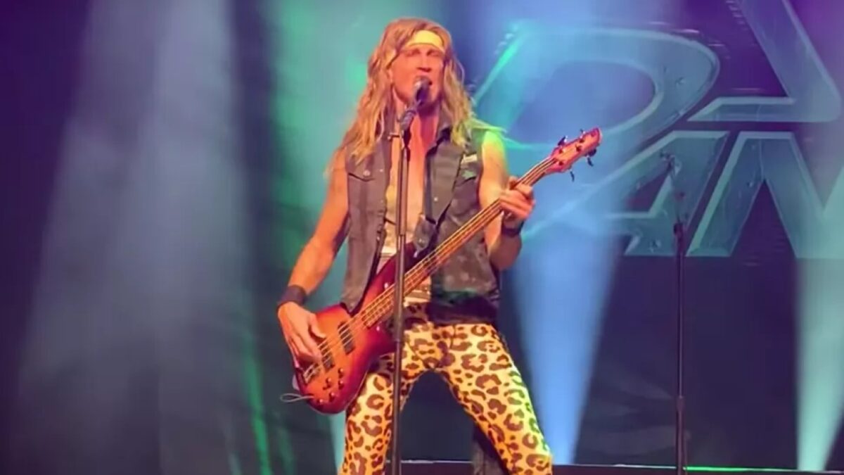 Steel Panther : Découvrez le nouveau bassiste, Rikki Dazzle !