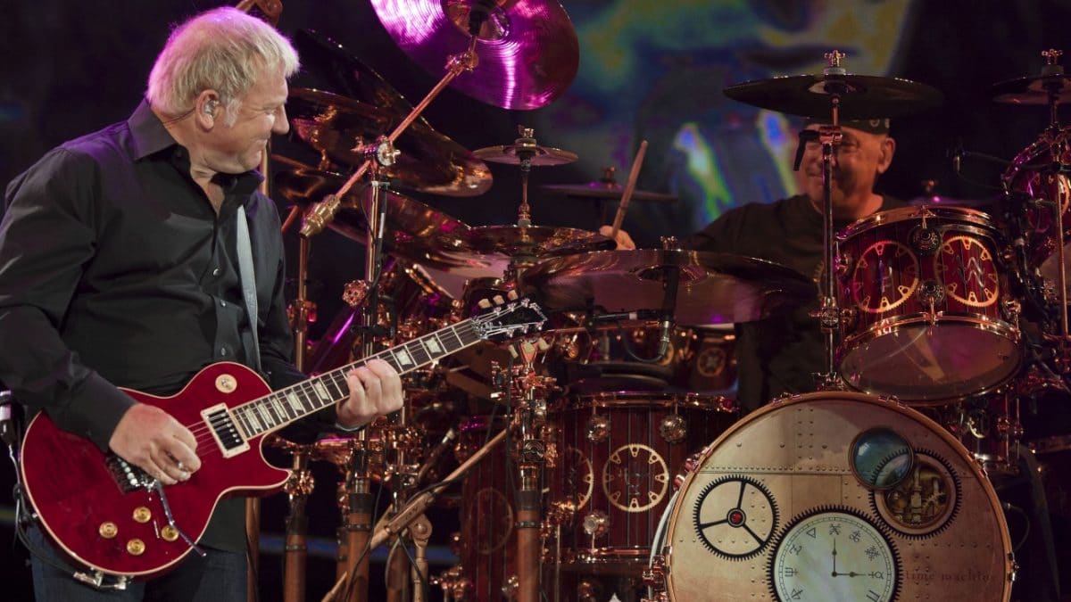 Rush : Alex Lifeson à propos des tournées : “Après 40 ans à rester assis dans des chambres d’hôtel, ça ne m’intéresse plus”