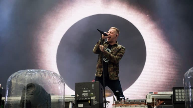 Un fan d’Architects a apparemment écouté la chanson Broken Cross 100 fois par jour pendant un an