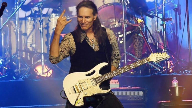 Steve Vai crédite Korn pour avoir popularisé la guitare à sept cordes