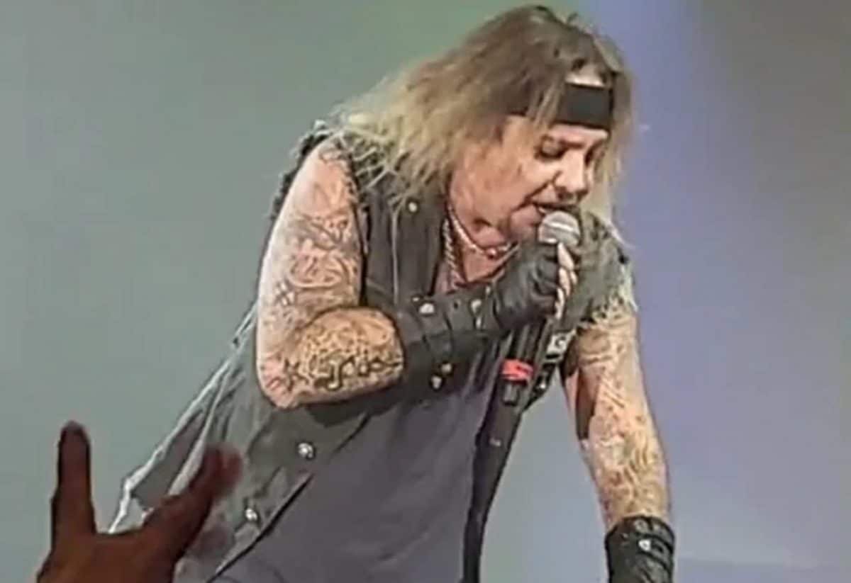 Vince Neil de Mötley Crüe se serait cassé des côtes lors d&rsquo;une chute sur scène