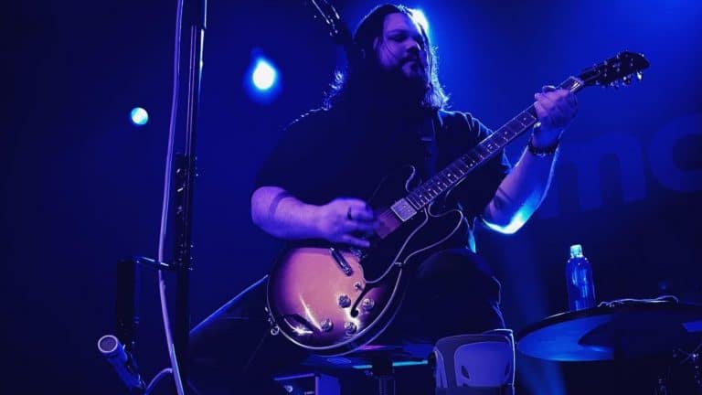 Wolfgang Van Halen, malgré une blessure, monte sur scène et assure le spectacle !