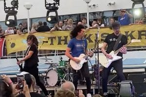 Regardez Kiss se réunir avec Bruce Kulick pour deux chansons lors de la Kiss Kruise
