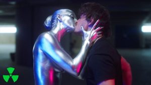 Beast In Black sort un clip vidéo “softcore” très étrange pour Hardcore