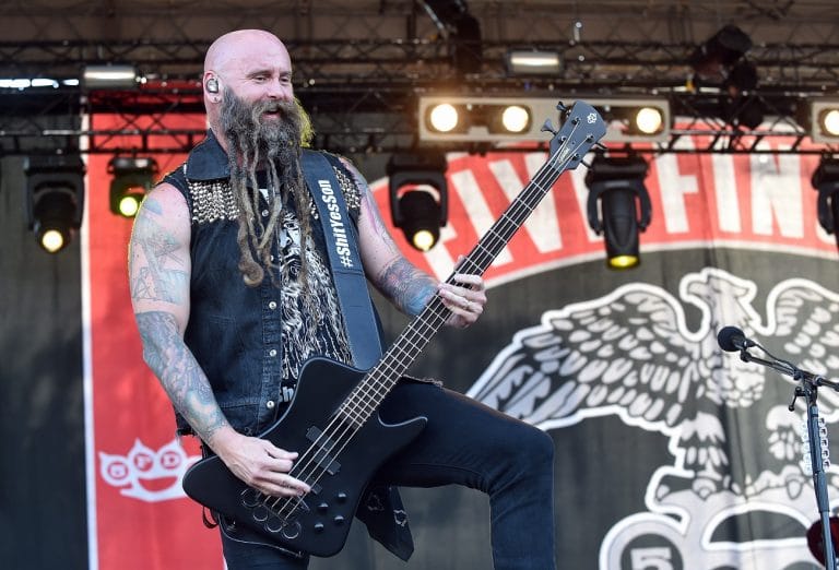 Chris Kael et Ivan Moody de Five Finger Death Punch s’entraident pour rester sobres