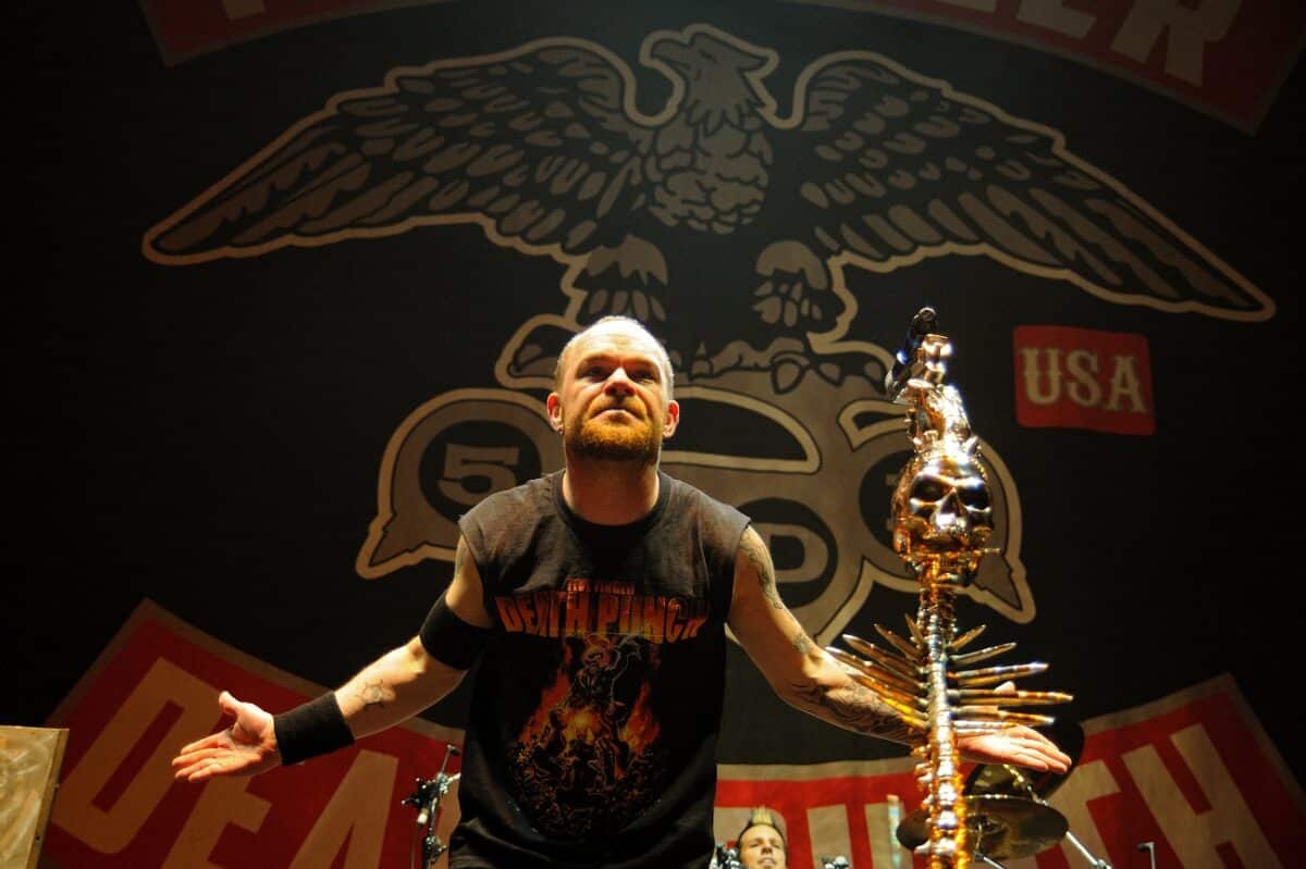 Ivan Moody de Five Finger Death Punch parle de Tommy Vext : « Je ne comprends pas pourquoi il s&rsquo;est autant impliqué dans la politique »
