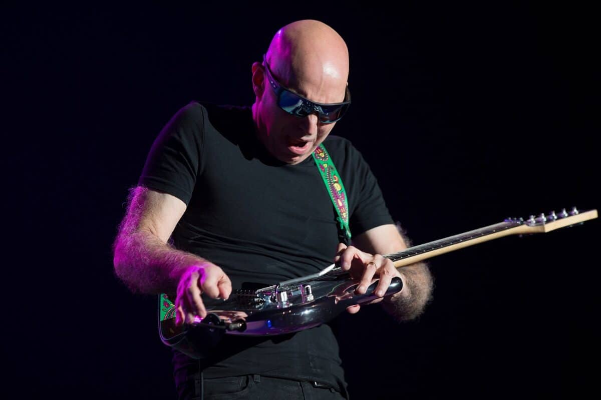 « Je leur disais d&rsquo;être eux-mêmes une fois qu&rsquo;ils avaient appris tout ça » ; Joe Satriani se souvient de son rôle de mentor auprès d&rsquo;icônes du Thrash Metal