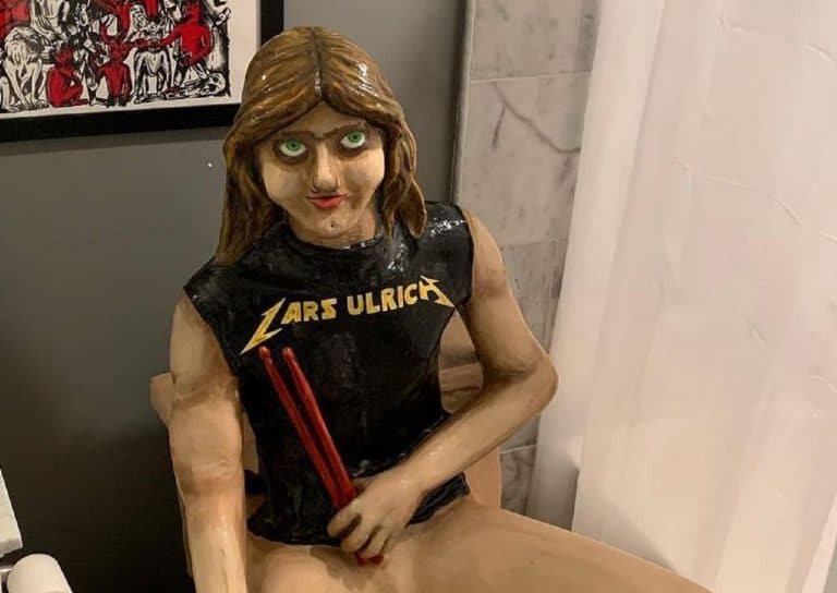 Un métalleux a créé des toilettes à l’effigie de Lars Ulrich de Metallica : “C’est ma façon, bien que non conventionnelle, d’honorer Lars”