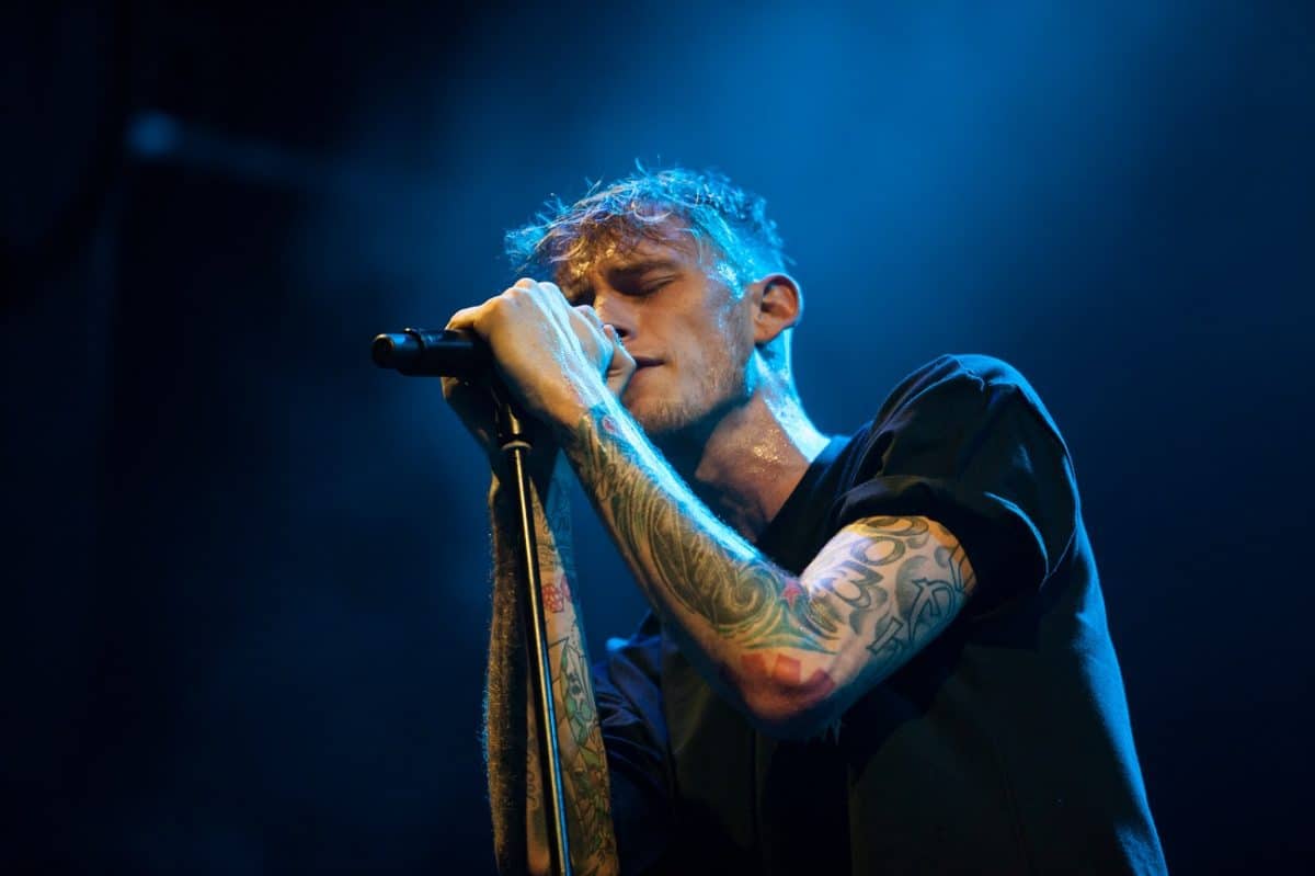 Machine Gun Kelly adopte officiellement “mgk” comme nom de scène