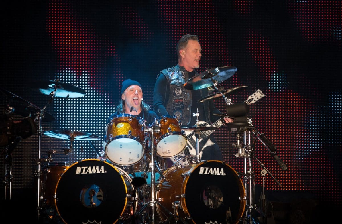 “Je suis resté plié en deux” – quand James Hetfield a frappé Lars Ulrich après le tout premier rappel de Metallica