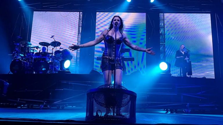 Nightwish rend hommage à Alexi Laiho, le défunt leader de Children Of Bodom, lors de son concert à Oslo