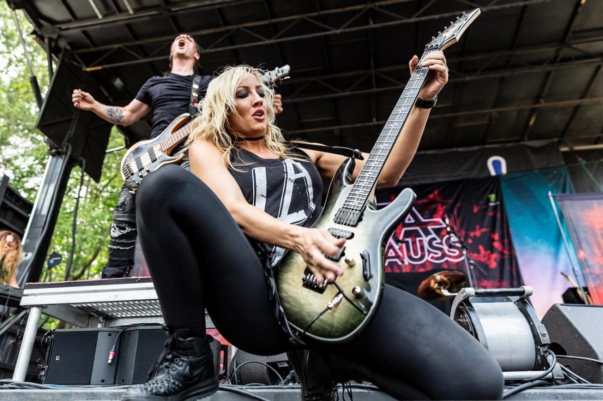 “3 645 jours sans céder” : Nita Strauss célèbre dix ans sans alcool ni drogue