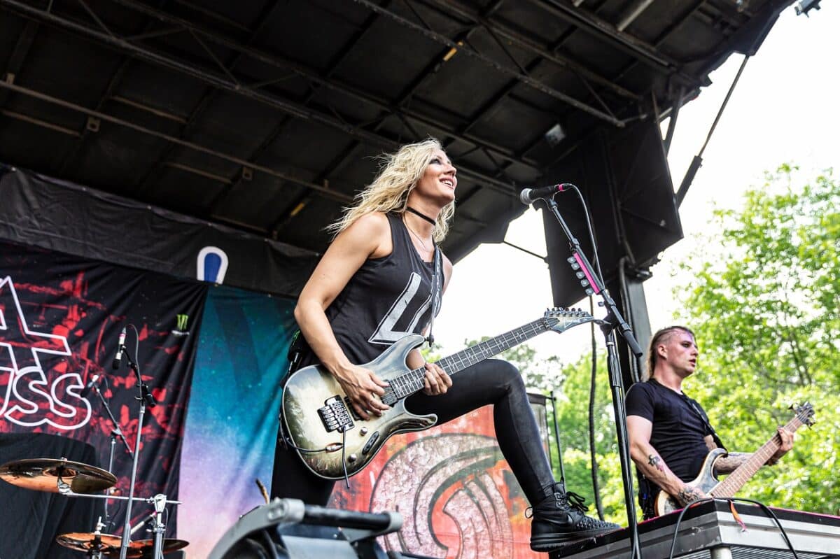 Nita Strauss publie un nouveau single pour son projet solo, Summer Storm