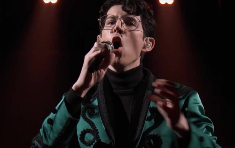 Queen : Joshua Vacanti, candidat de The Voice, reprend The Show Must Go On et le public se déchaîne