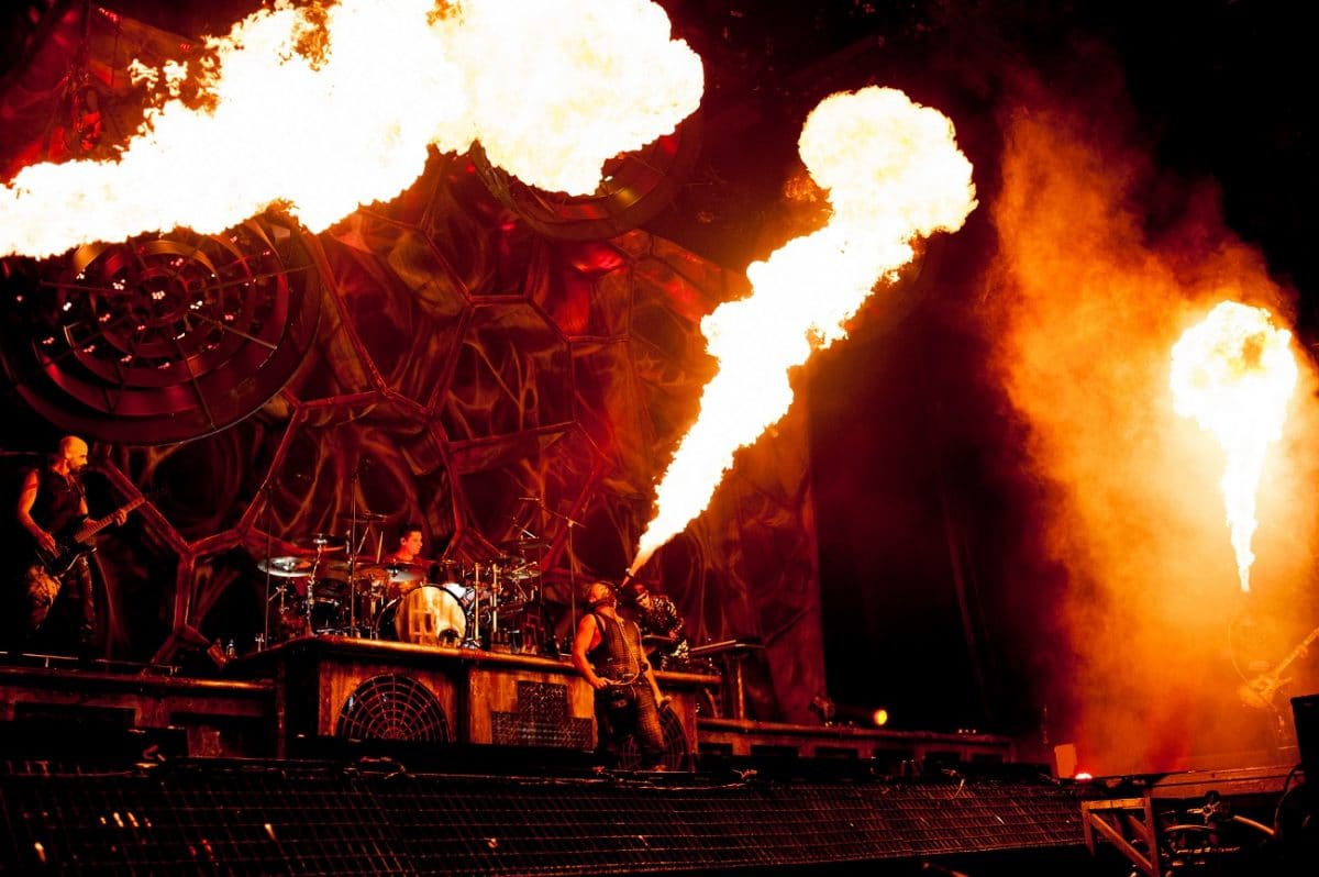 Rammstein utilise 1000 litres de carburant par concert, selon le pyrotechnicien du groupe