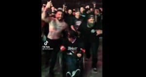 Cette vidéo d’un fan de Slipknot en fauteuil roulant aidé par d’autres maggots dans la fosse fait le tour du web