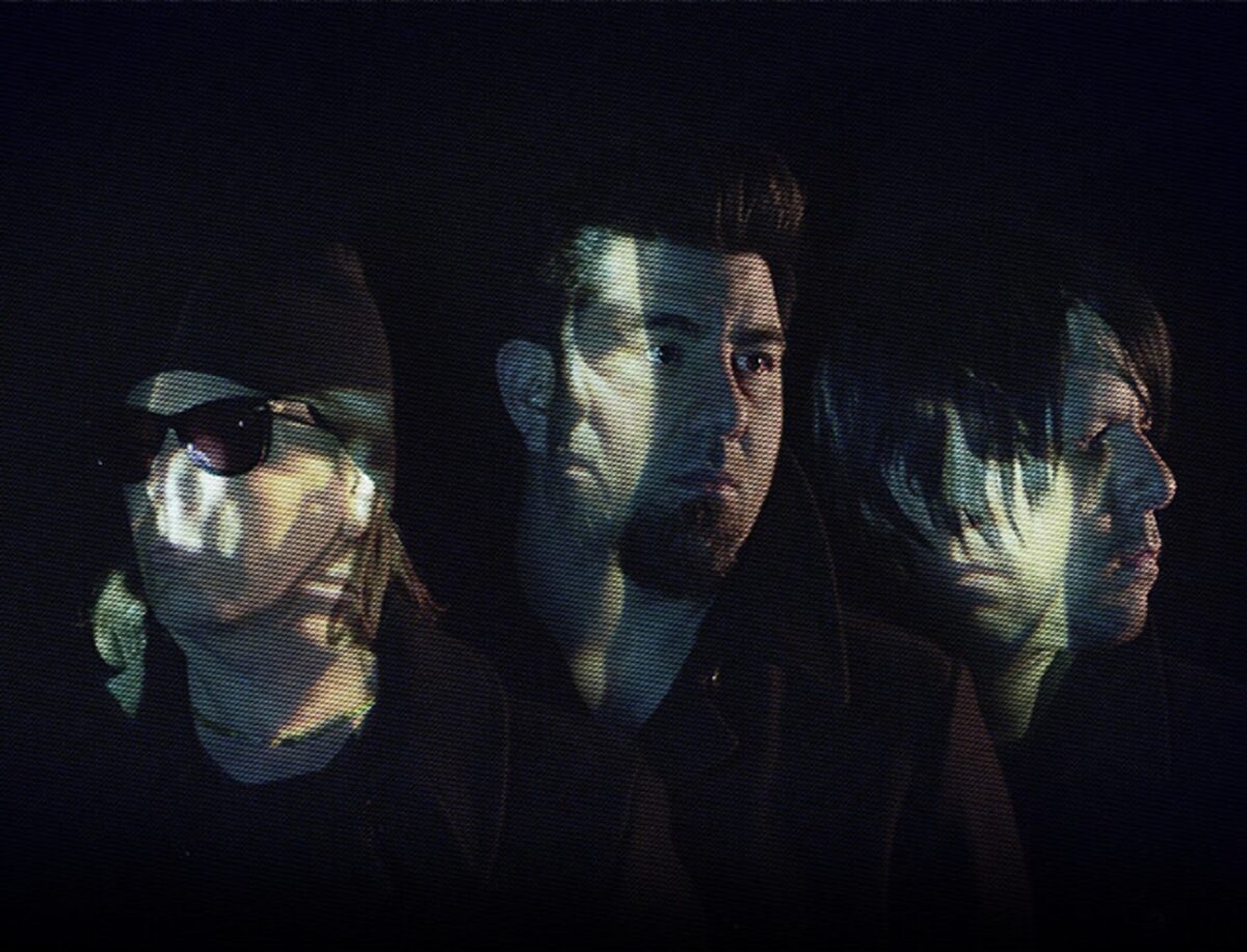 Crosses (†††), avec Chino Moreno de Deftones, signe un accord mondial avec Warner Records et sort une nouvelle reprise