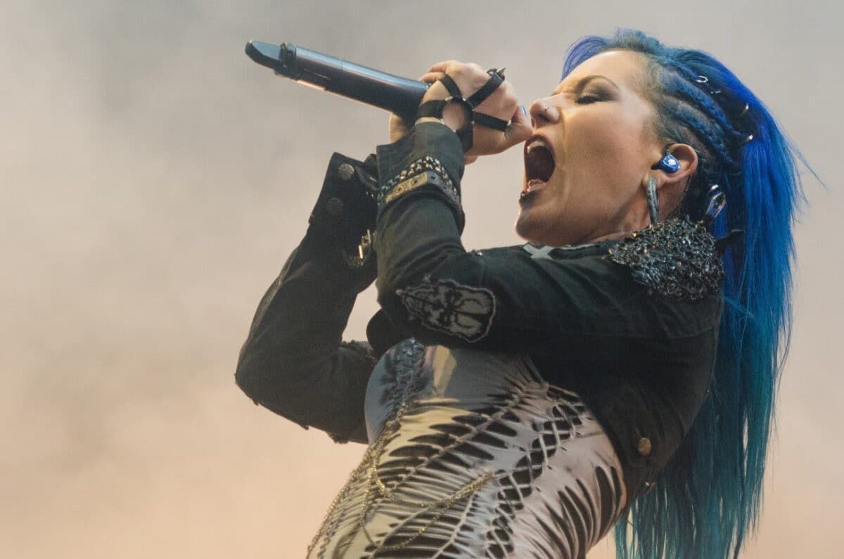 Alissa White-Gluz d&rsquo;Arch Enemy déclare que son premier album solo est « terminé » et qu&rsquo;il comporte « beaucoup » d&rsquo;invités surprises