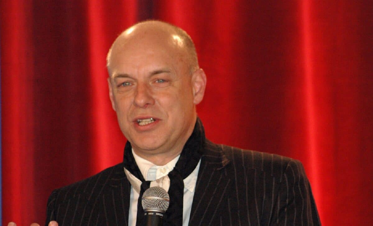 Brian Eno, célèbre musicien et producteur, affirme que les NFT vont transformer les artistes en « c*nnards de capitalistes »