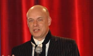 Brian Eno, célèbre musicien et producteur, affirme que les NFT vont transformer les artistes en “c*nnards de capitalistes”