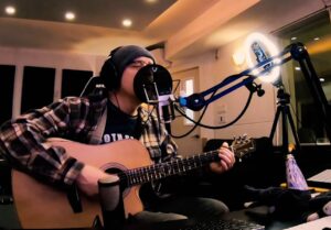 Regardez Devin Townsend jouer une magnifique version de Kawaii sur sa nouvelle guitare acoustique !
