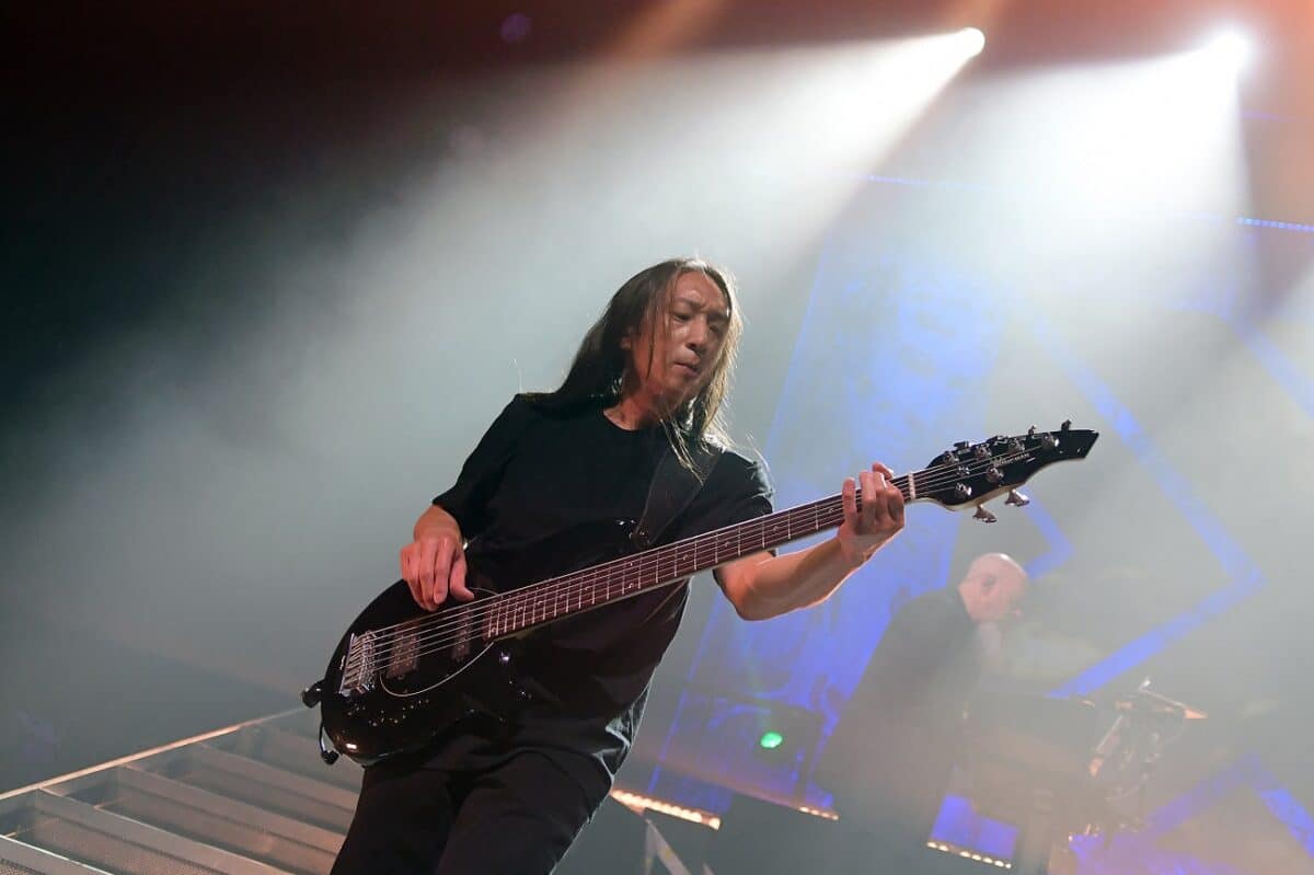 « Sans la basse, le morceau sonne vide » : John Myung répond à une critique qui poursuit Dream Theater