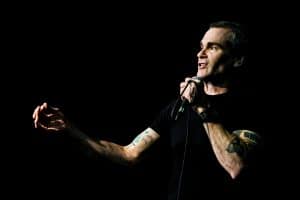 Henry Rollins (Black Flag, etc.) estime que certains groupes devraient prendre leur retraite comme il l’a fait : “Ils ne font plus de musique importante”