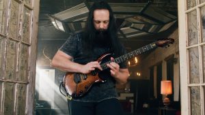 John Petrucci de Dream Theater aux jeunes groupes de Metal : “Vous devez être prêt à faire de très gros sacrifices si vous voulez réussir”