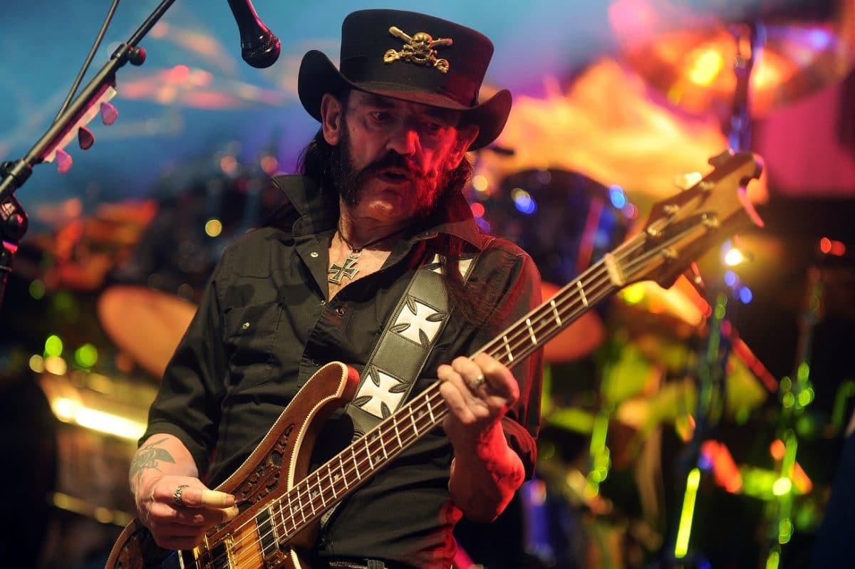 Les cendres de Lemmy trouvent une place temporaire au Rock City de Nottingham par le biais d’un convoi spectaculaire de Harley Davidson