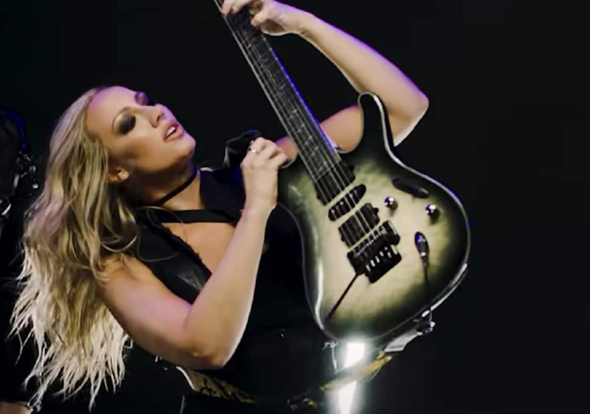 “C’est surréaliste” : Steve Vai envoie des e-mails à Nita Strauss et elle n’en revient toujours pas