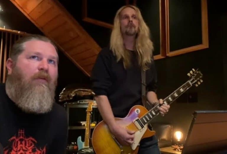Regardez Richie Faulkner de Judas Priest enregistrer un solo de guitare sur le prochain album de Demon Hunter