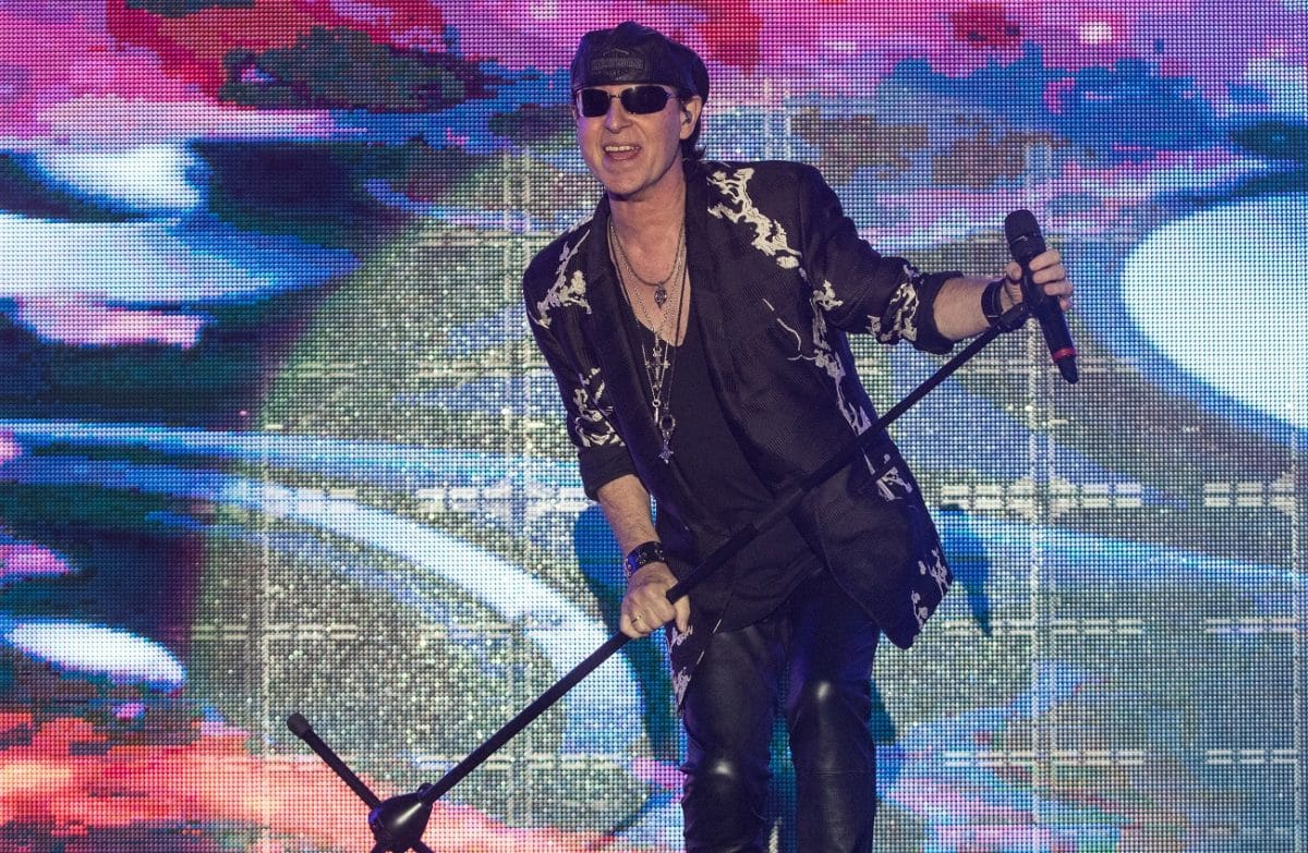 Klaus Meine de Scorpions parle des concerts à venir du groupe : “Ce sera très, très émouvant, d’être enfin réunis, de profiter d’un concert ensemble”