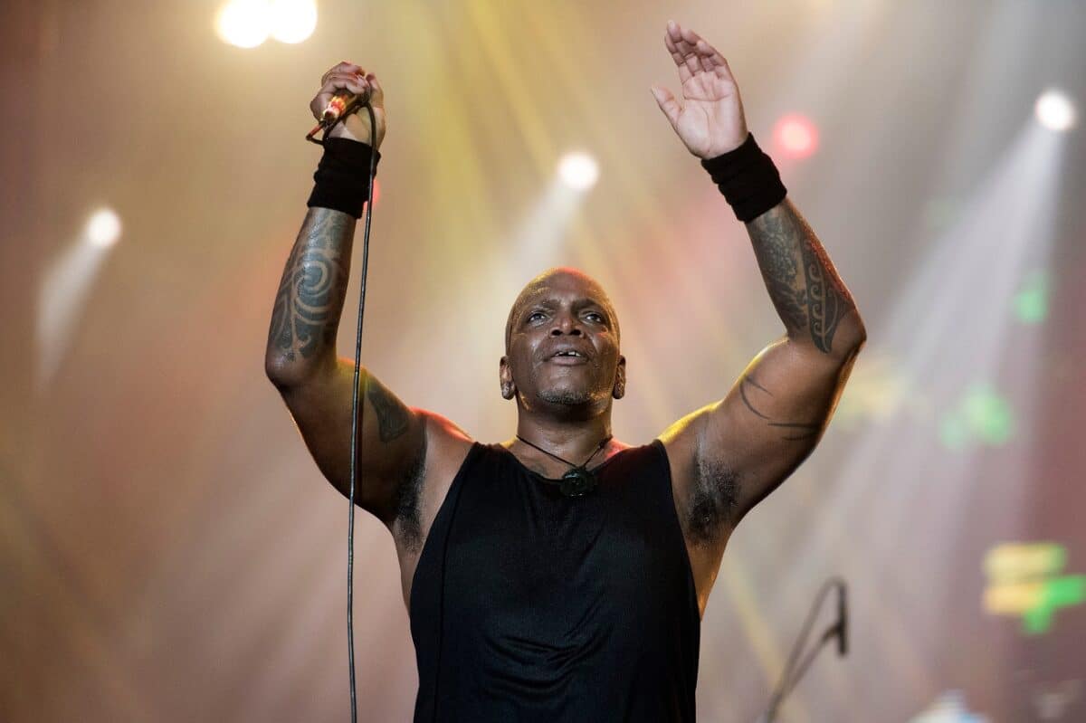 Derrick Green de Sepultura sur l&rsquo;éventuel retour des concerts : « Cela fait tellement longtemps que j&rsquo;ai du mal à m&rsquo;imaginer sur scène maintenant »