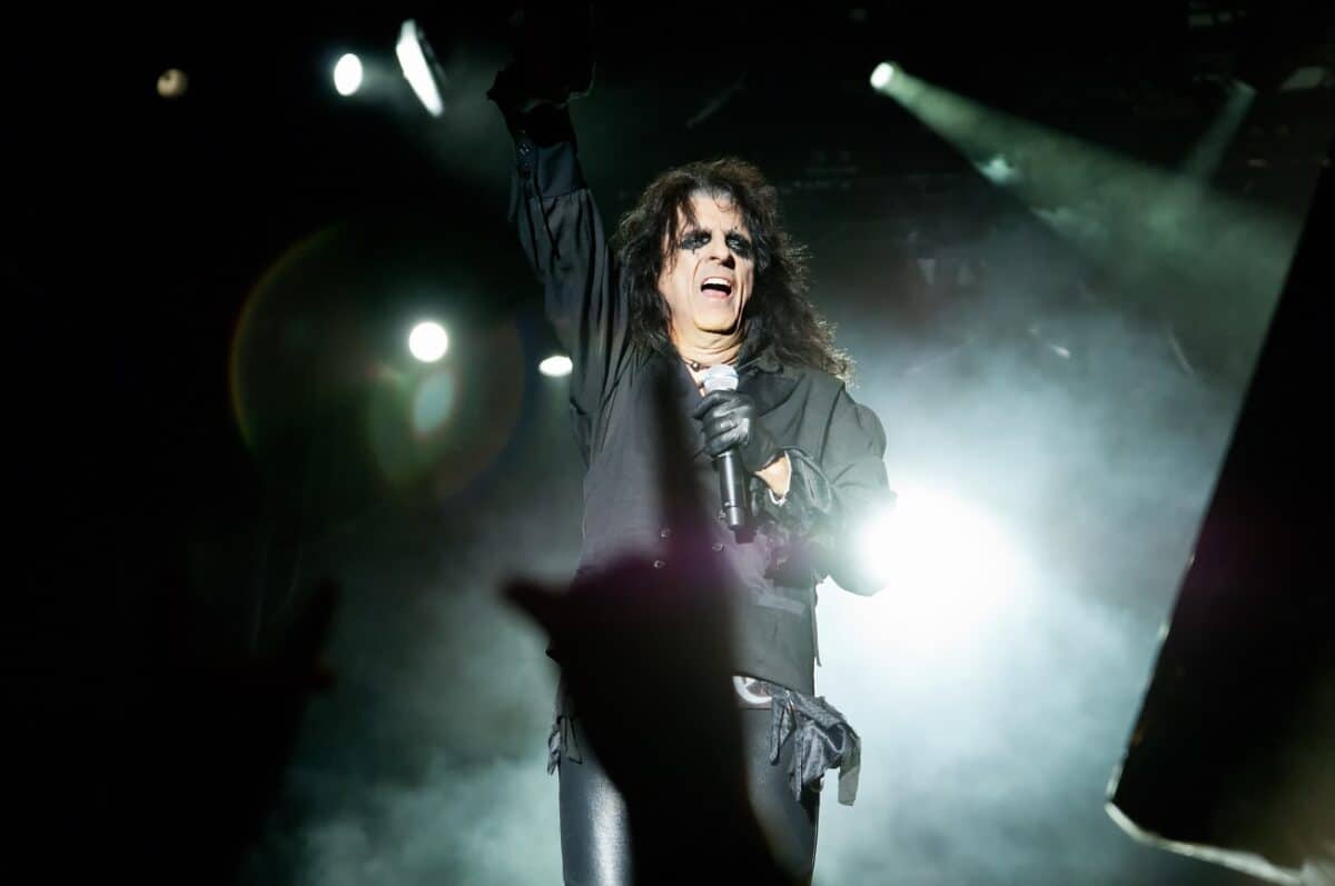 « Il ne suffit pas d’un riff pour faire un bon morceau » : Alice Cooper invite les jeunes musiciens à écouter les Beatles