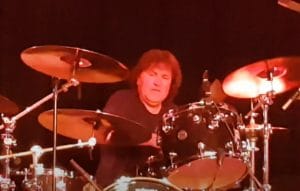 Simon Wright explique pourquoi il a décidé de quitter AC/DC : “Je voulais juste jouer plus”