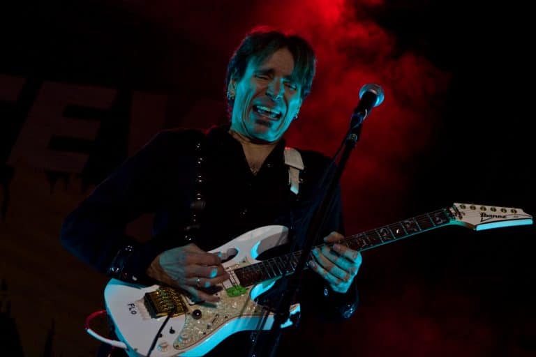 Steve Vai s’est déchiré un tendon en faisant une pizza : “La pâte était collée à la petite feuille, et j’ai dû tirer très fort”