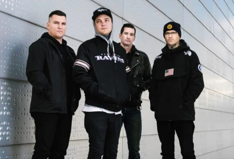 The Amity Affliction sur sa nouvelle chanson : “Avec les confinements qui continuent à avoir lieu ici en Australie et aucune tournée en vue, la situation est désespérée”