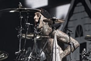 Travis Barker (de Blink-182) dit qu’il se remet bien après avoir été hospitalisé pour une “pancréatite potentiellement mortelle”