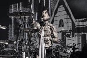 Le batteur de Blink-182, Travis Barker, pense qu’Olivia Rodrigo et Billie Eilish “repoussent les limites du pop-punk”